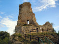 La reculée de Nacra, la fontaine de la Dhuit et les ruines du Château La reculée de Nacra, la fontaine de la Dhuit et les ruines du Château